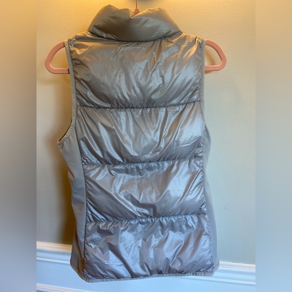 NWT Fabletics silver lightweight puffy vest - Picture 5 of 6